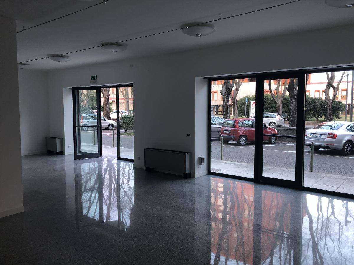Locale commerciale in affitto a Pordenone, Semicentro