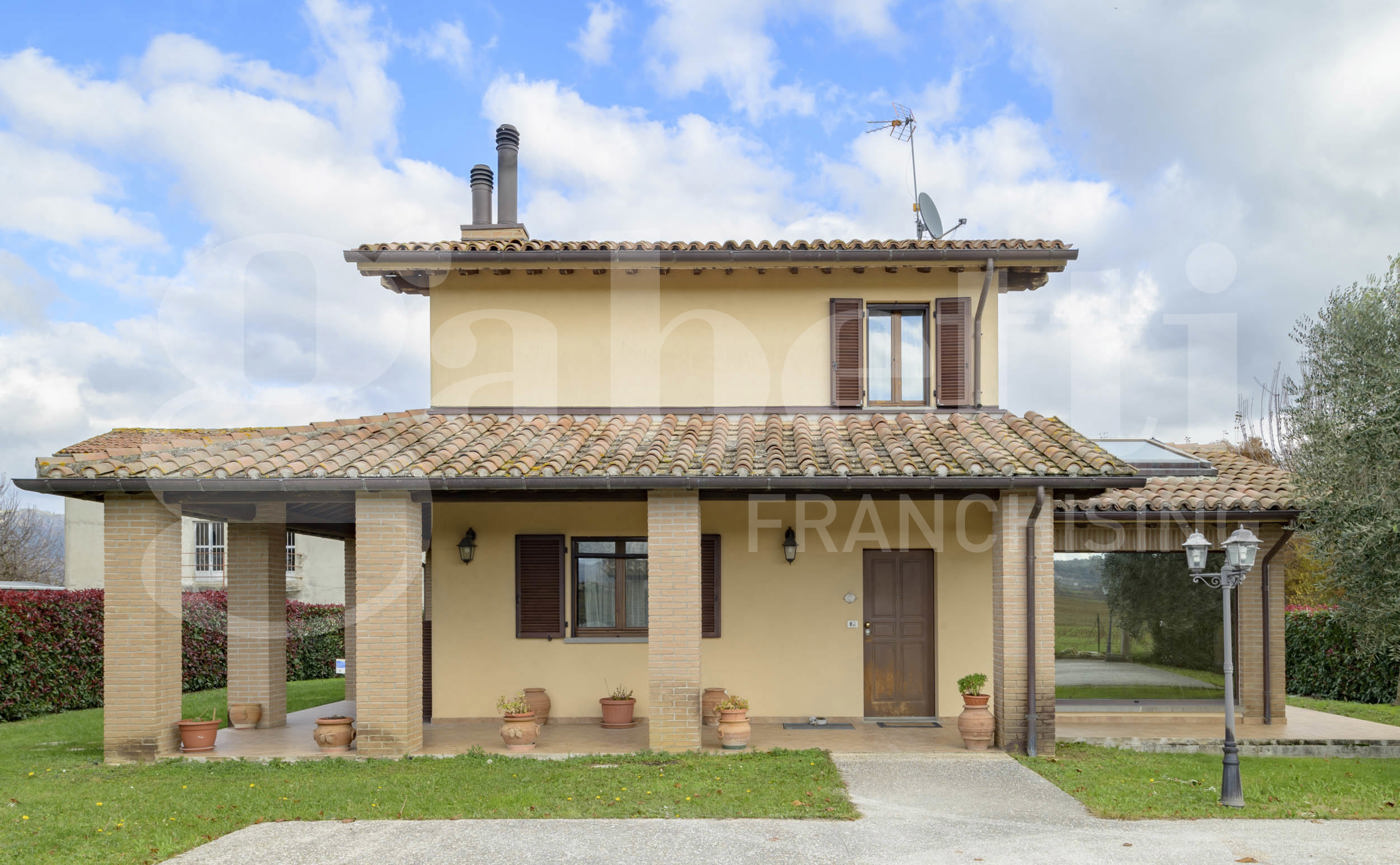 Casa indipendente con giardino a Gubbio