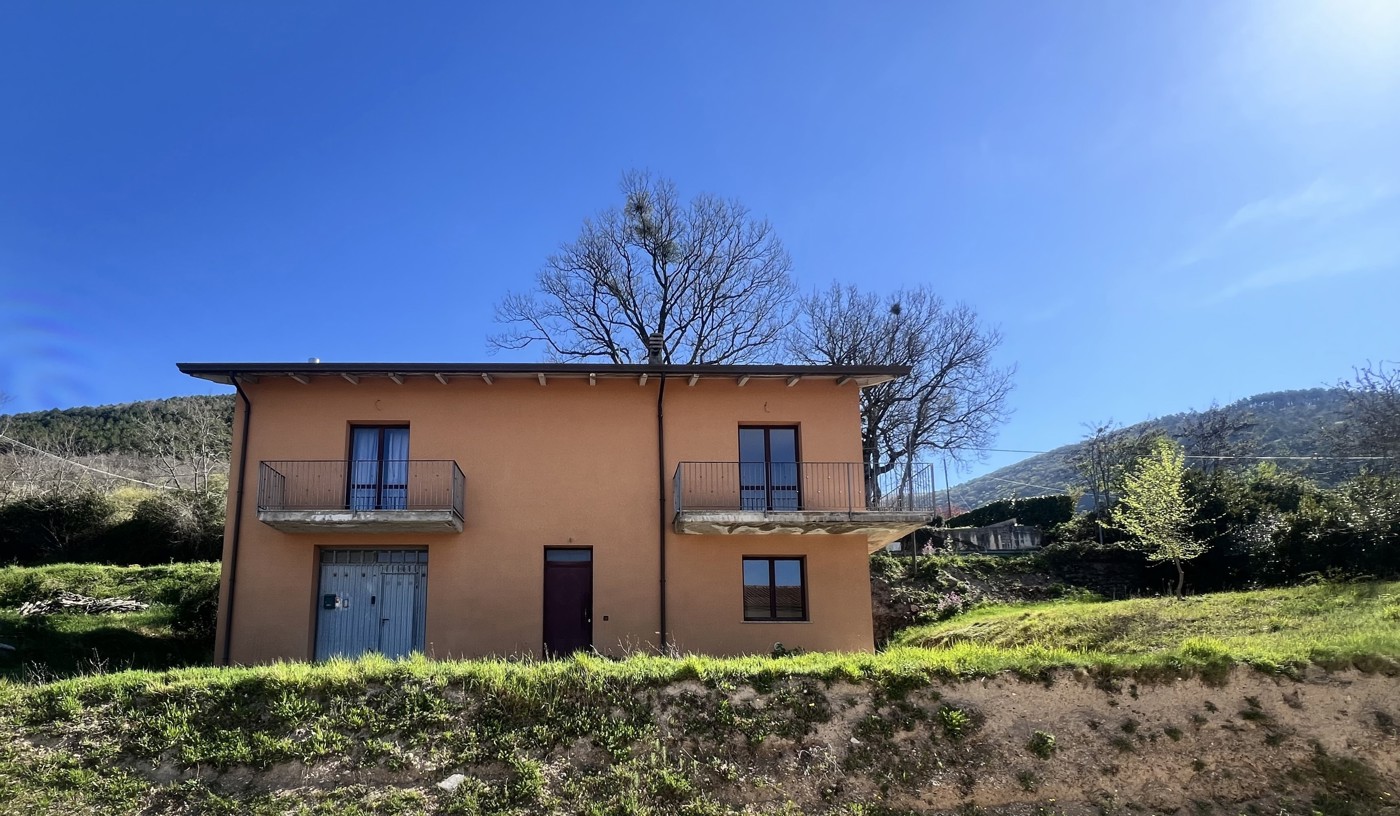 Casa indipendente con giardino a Costacciaro