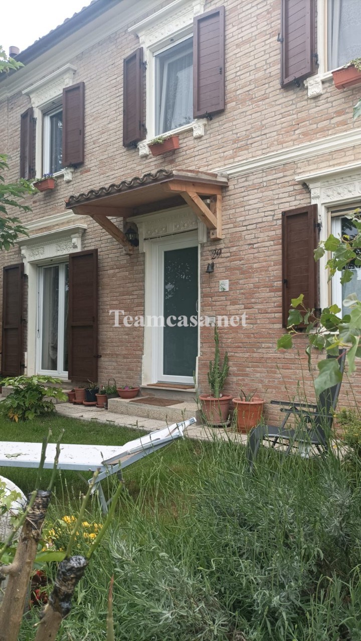 Casa indipendente con giardino a Mombaroccio