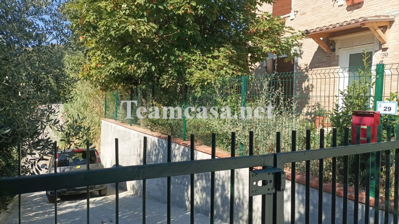 Casa indipendente con giardino a Mombaroccio