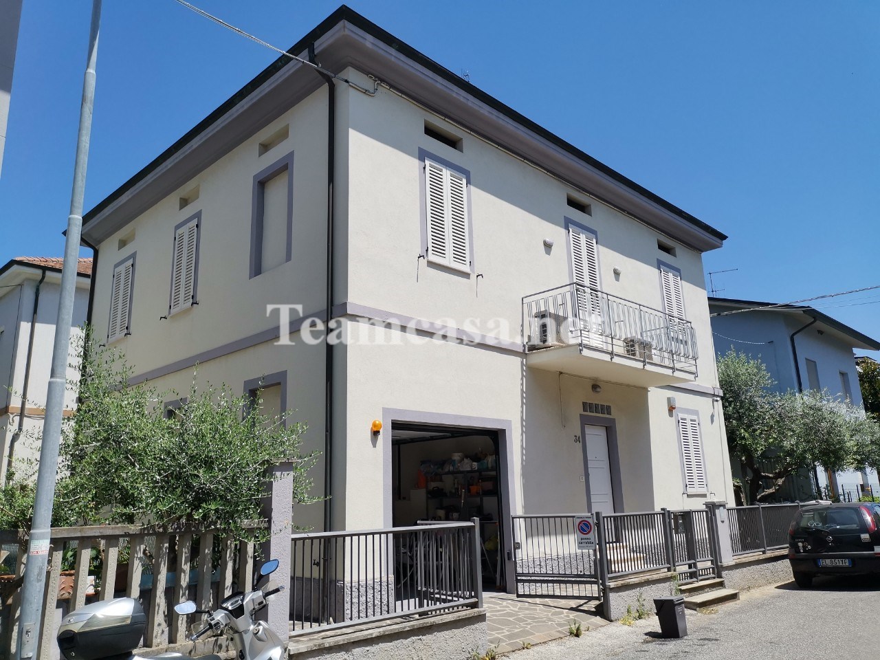 Casa indipendente con box doppio a Pesaro