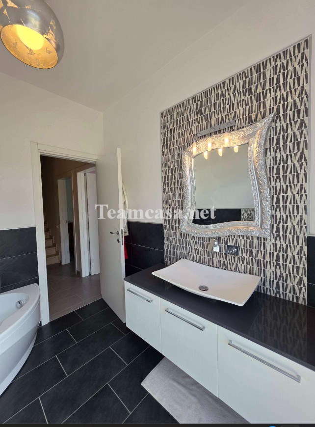 Casa indipendente con box doppio a Pesaro