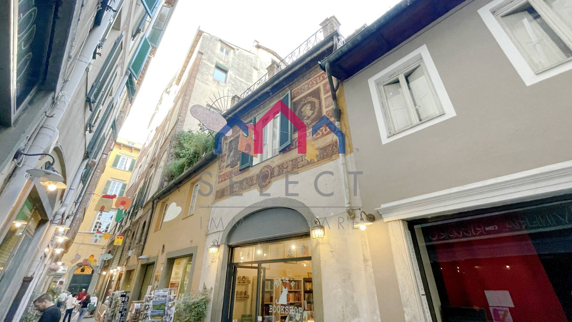 Locale commerciale in vendita a Lucca, Centro storico