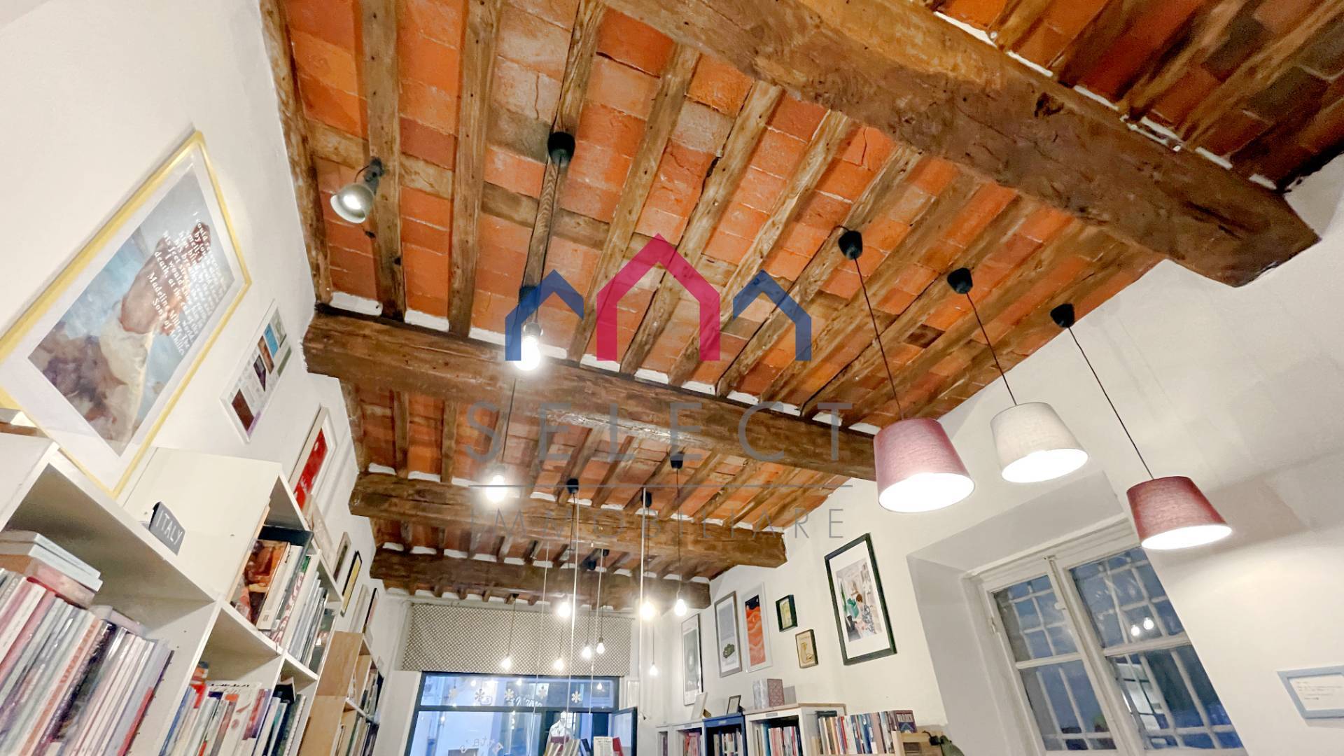 Locale commerciale in vendita a Lucca, Centro storico