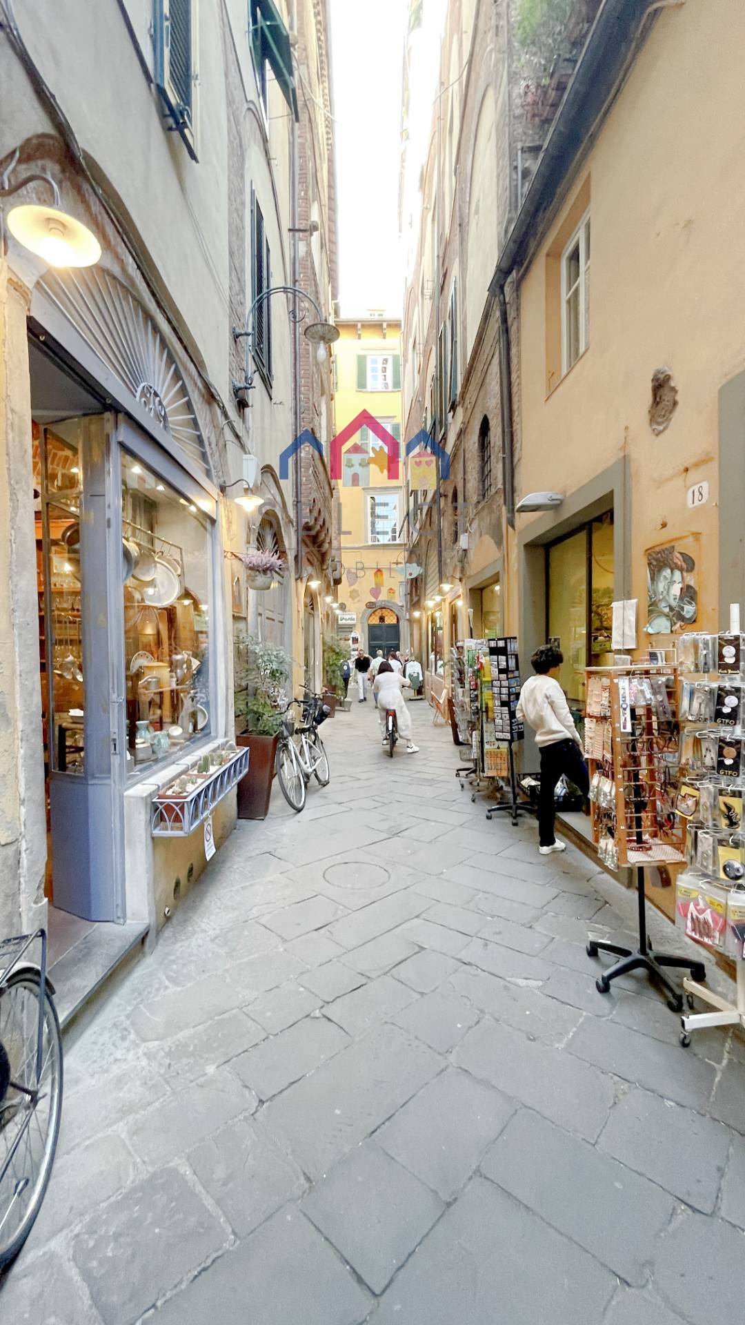 Locale commerciale in vendita a Lucca, Centro storico