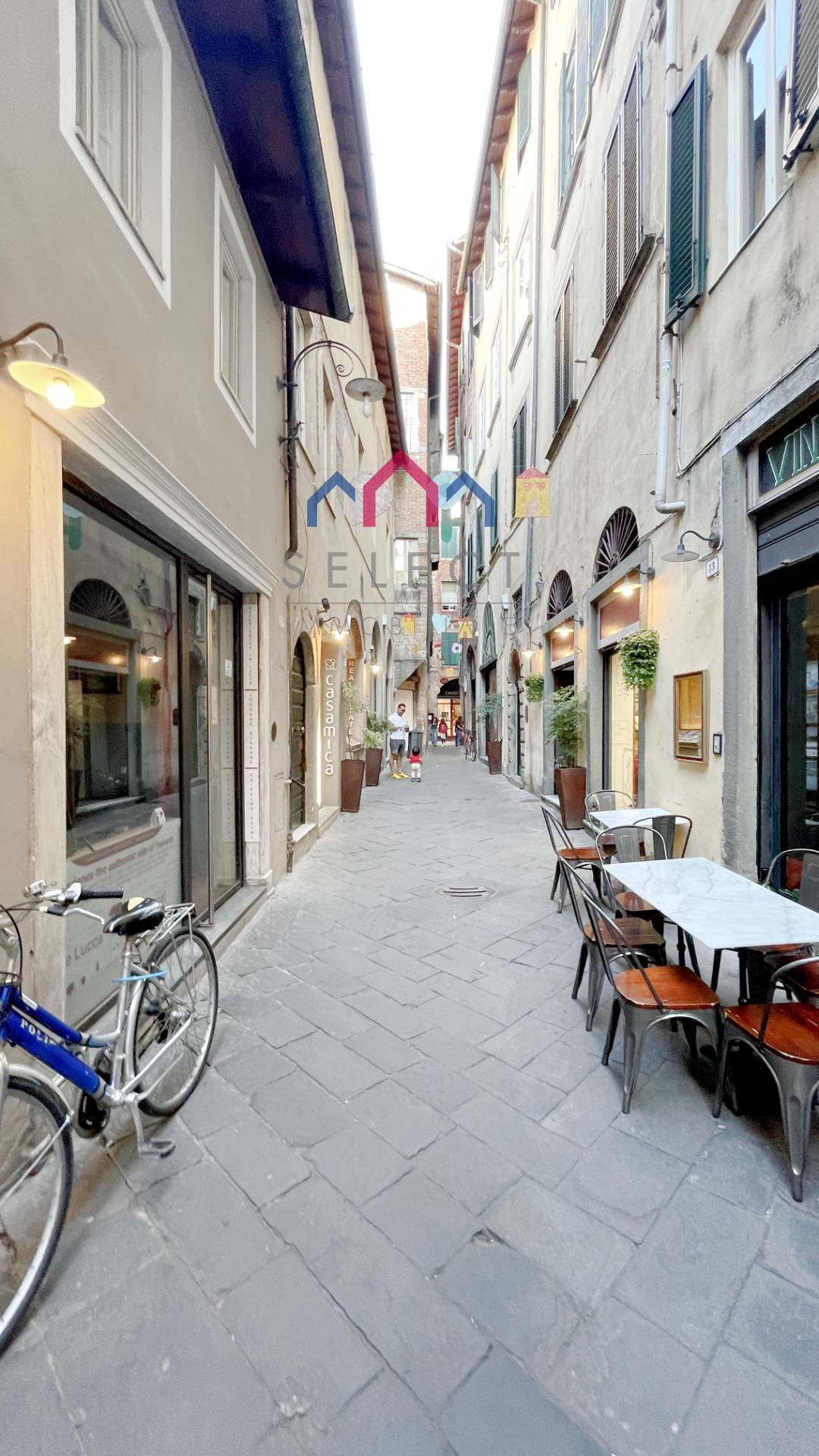 Locale commerciale in vendita a Lucca, Centro storico