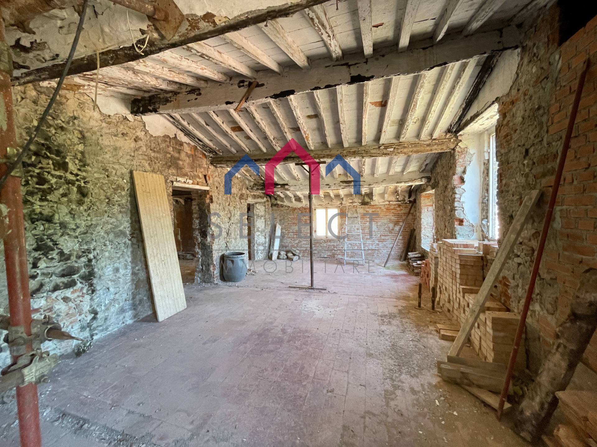 Palazzi in vendita a Villa Basilica