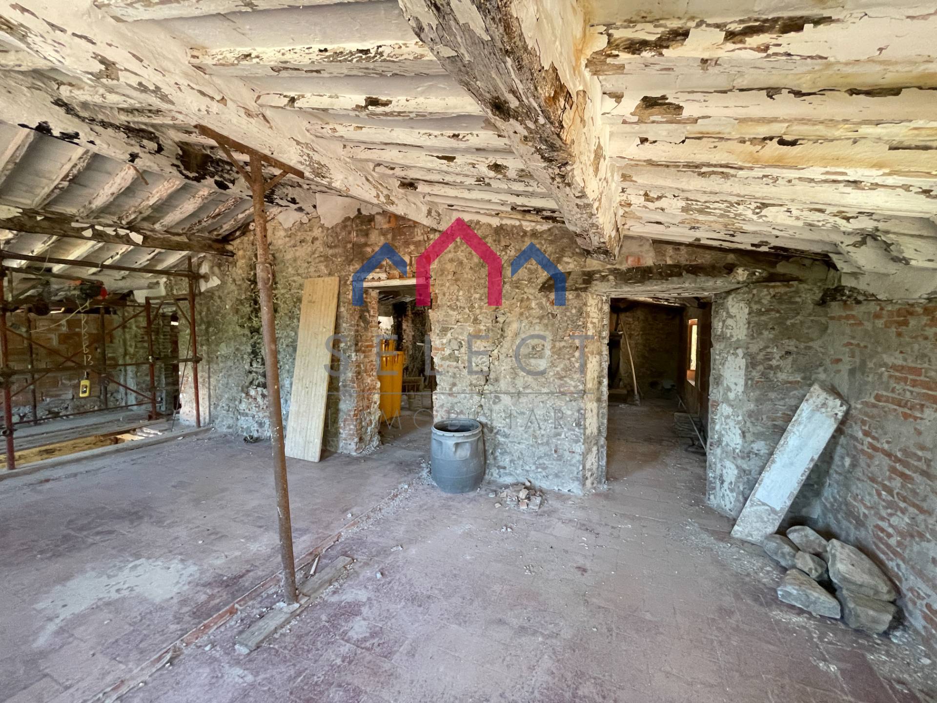 Palazzi in vendita a Villa Basilica