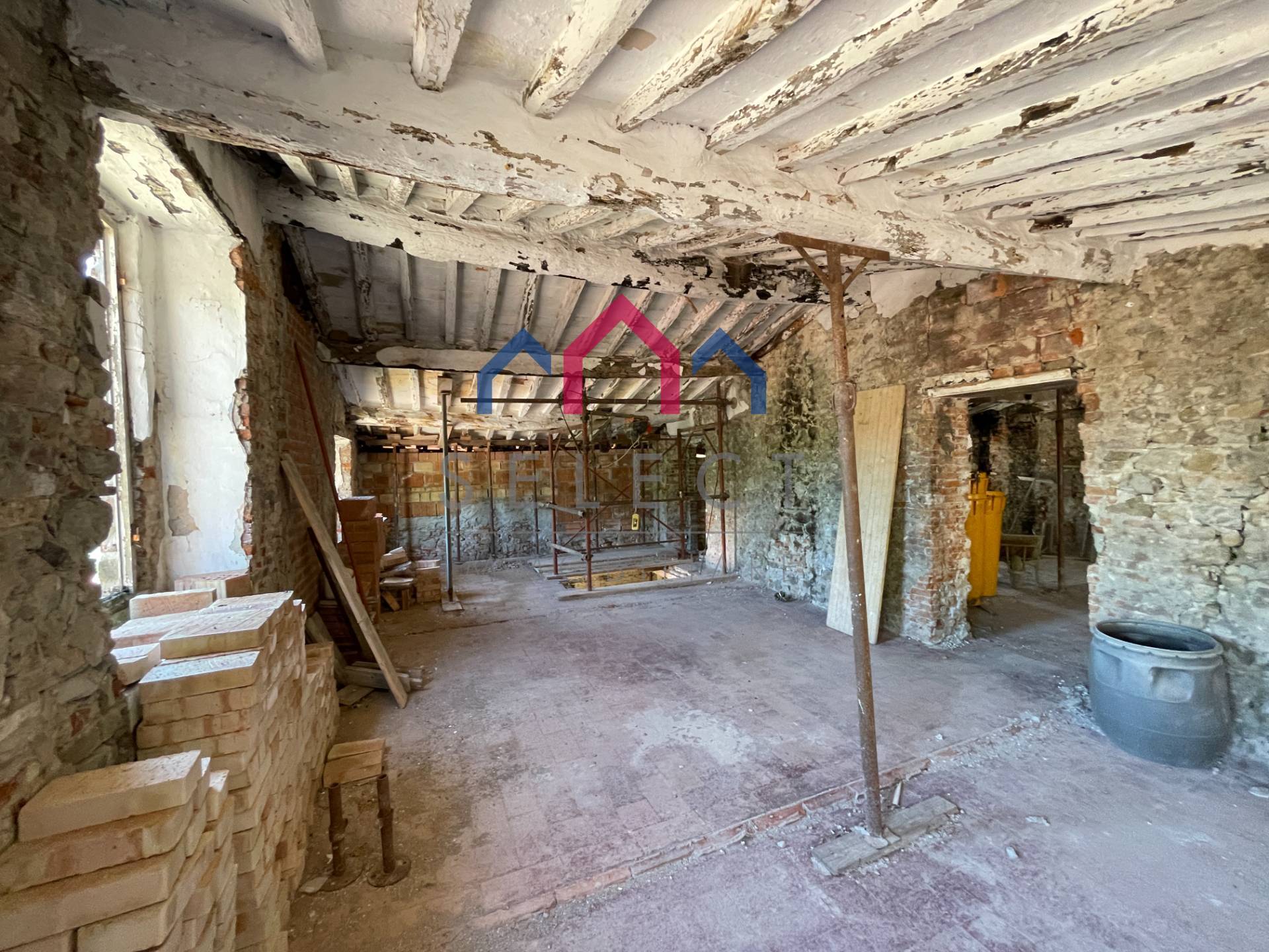 Palazzi in vendita a Villa Basilica