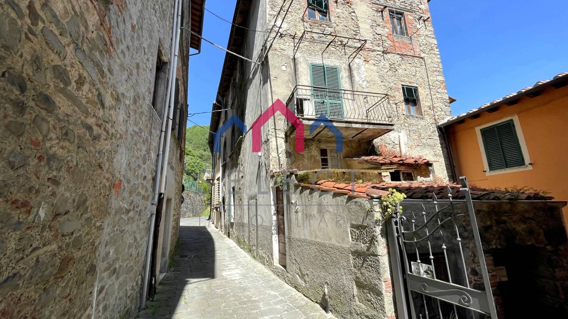 Palazzi in vendita a Villa Basilica