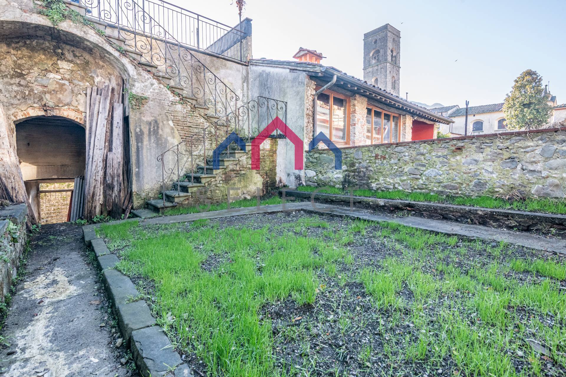 Palazzi in vendita a Borgo a Mozzano, capoluogo