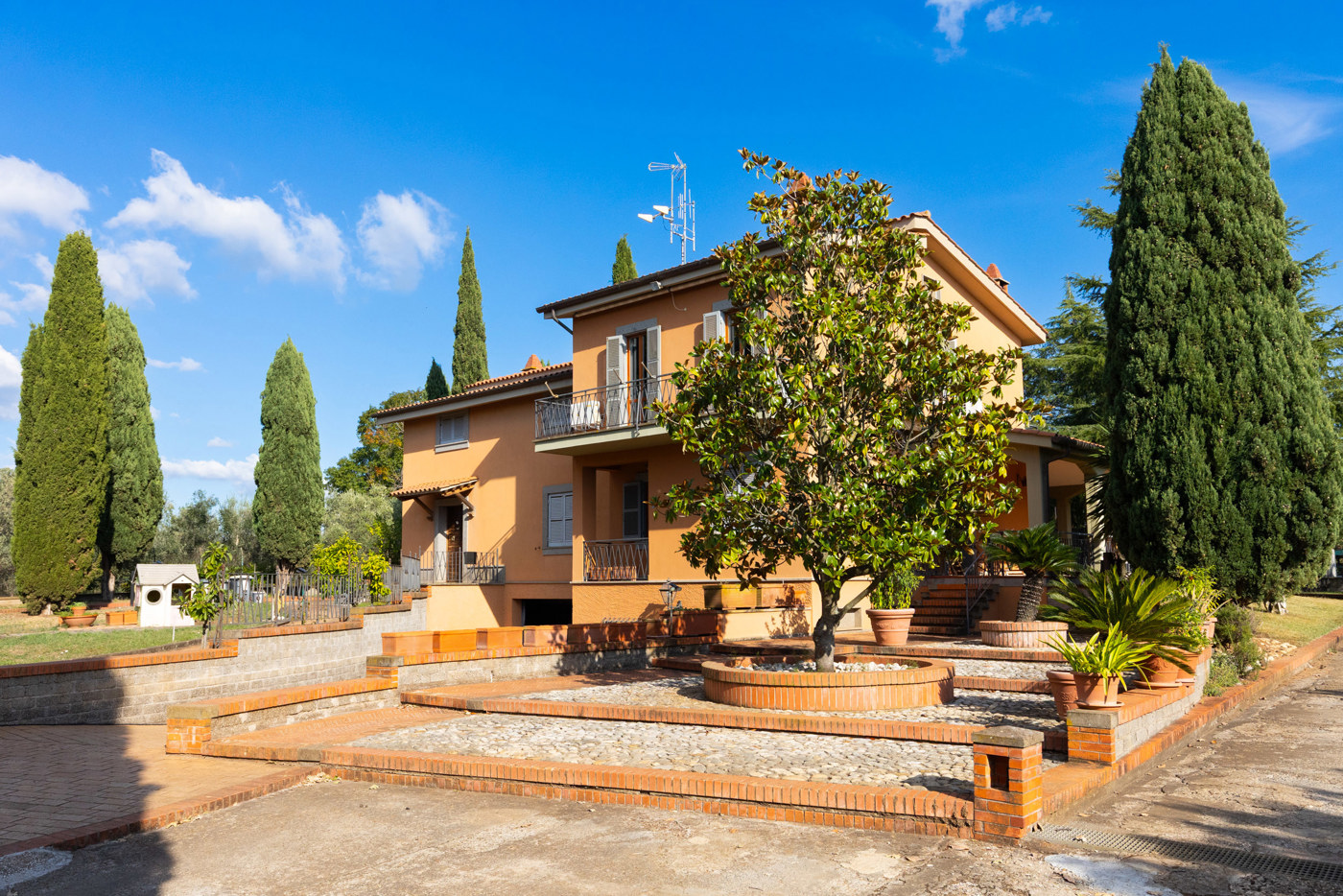 Villa Bifamiliare con giardino a Lanuvio