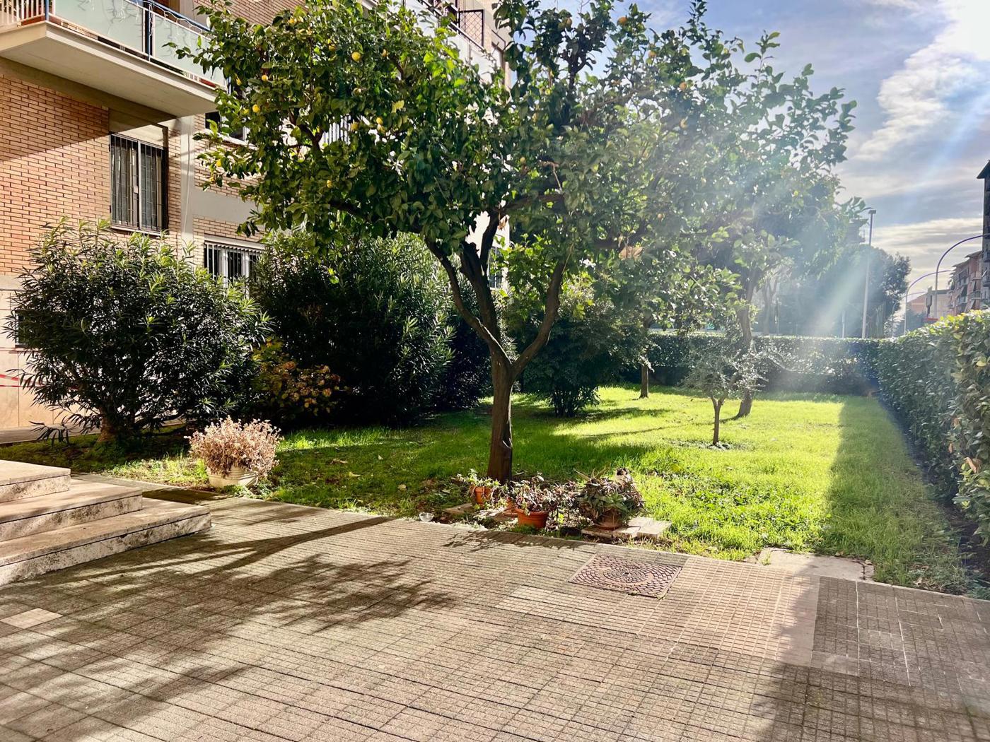 Trilocale con box a Roma