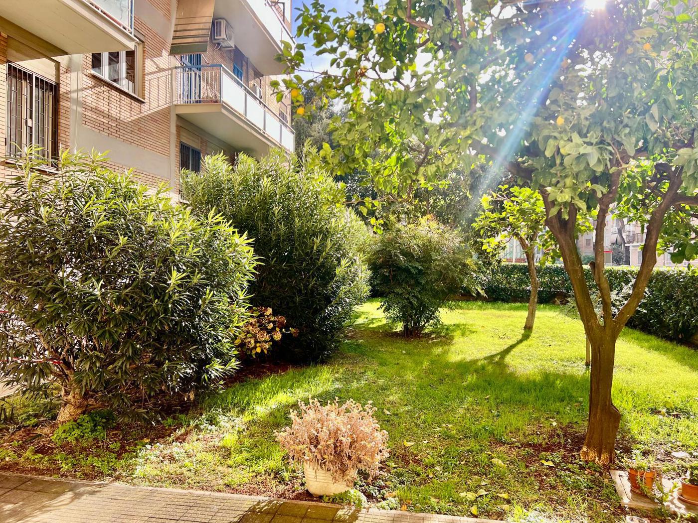 Trilocale con box a Roma