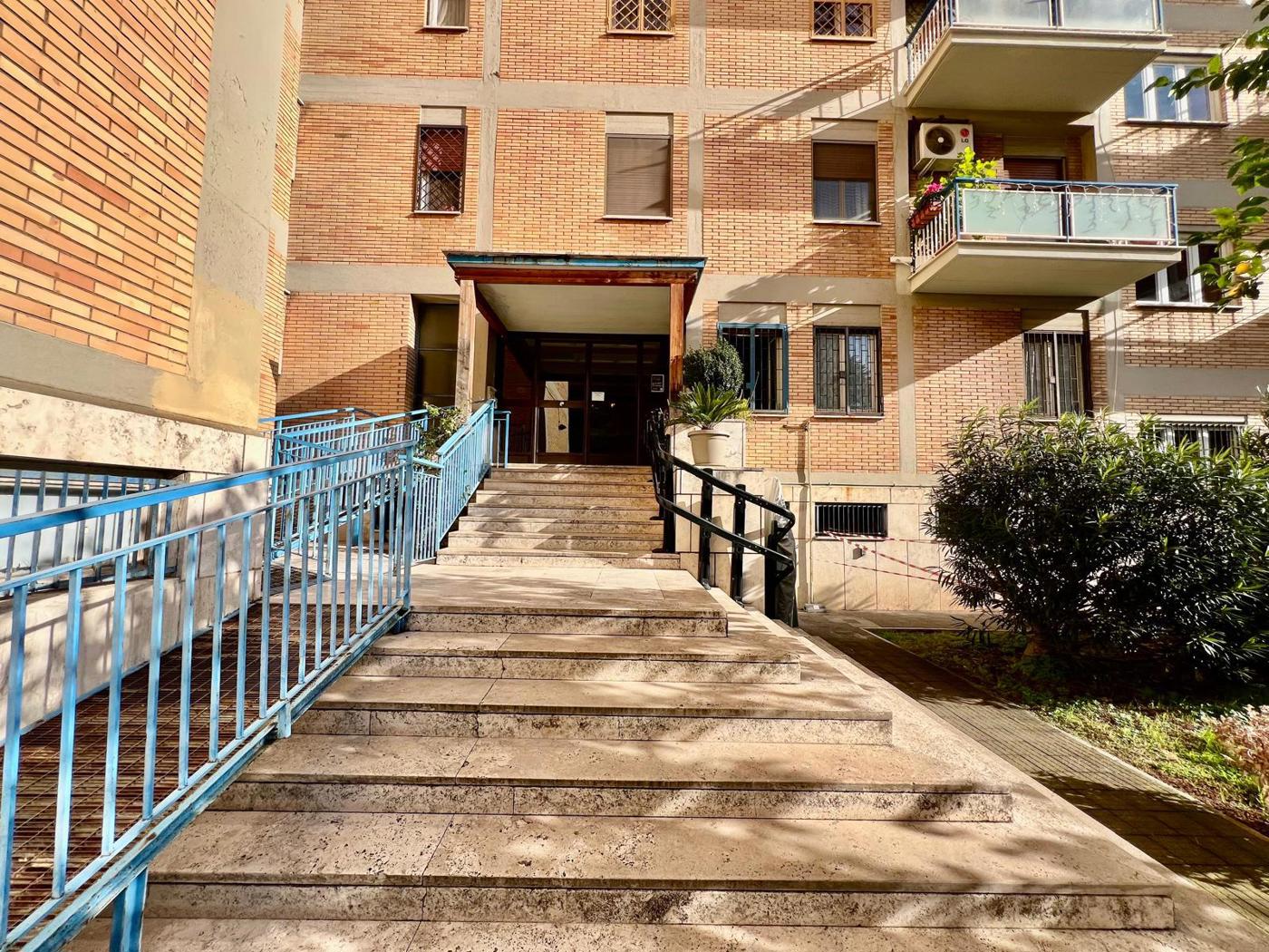 Trilocale con box a Roma