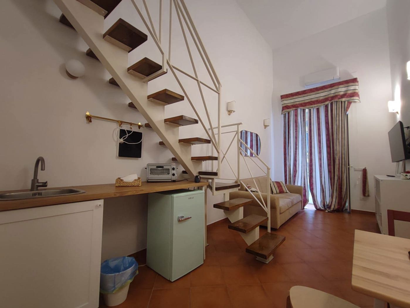 Monolocale arredato in affitto a Napoli