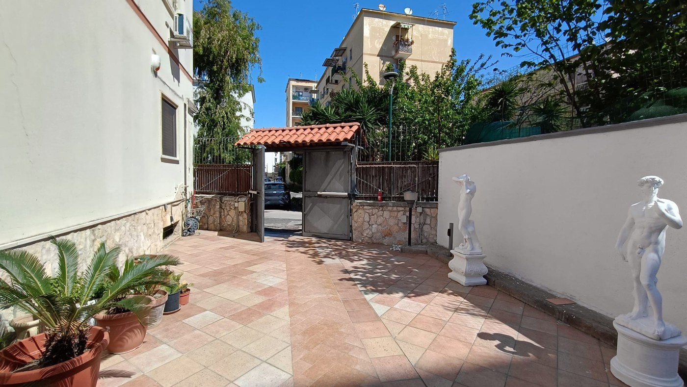 Quadrilocale con giardino a Napoli