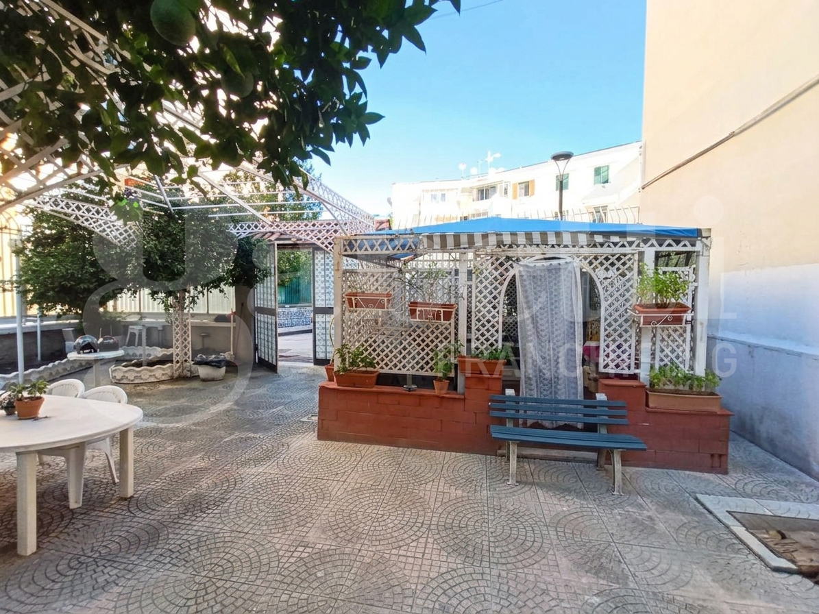 Trilocale con giardino a Napoli