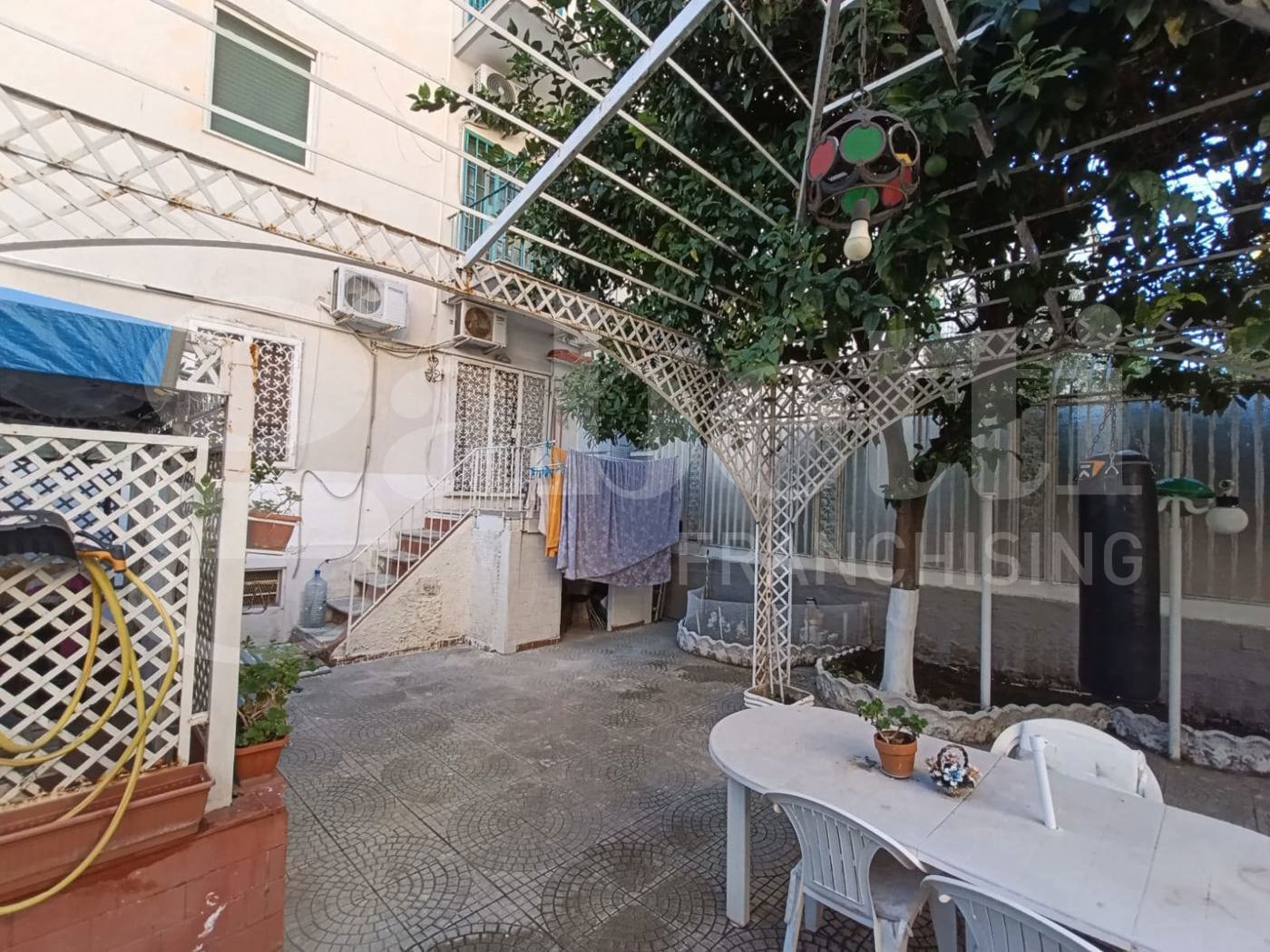 Trilocale con giardino a Napoli