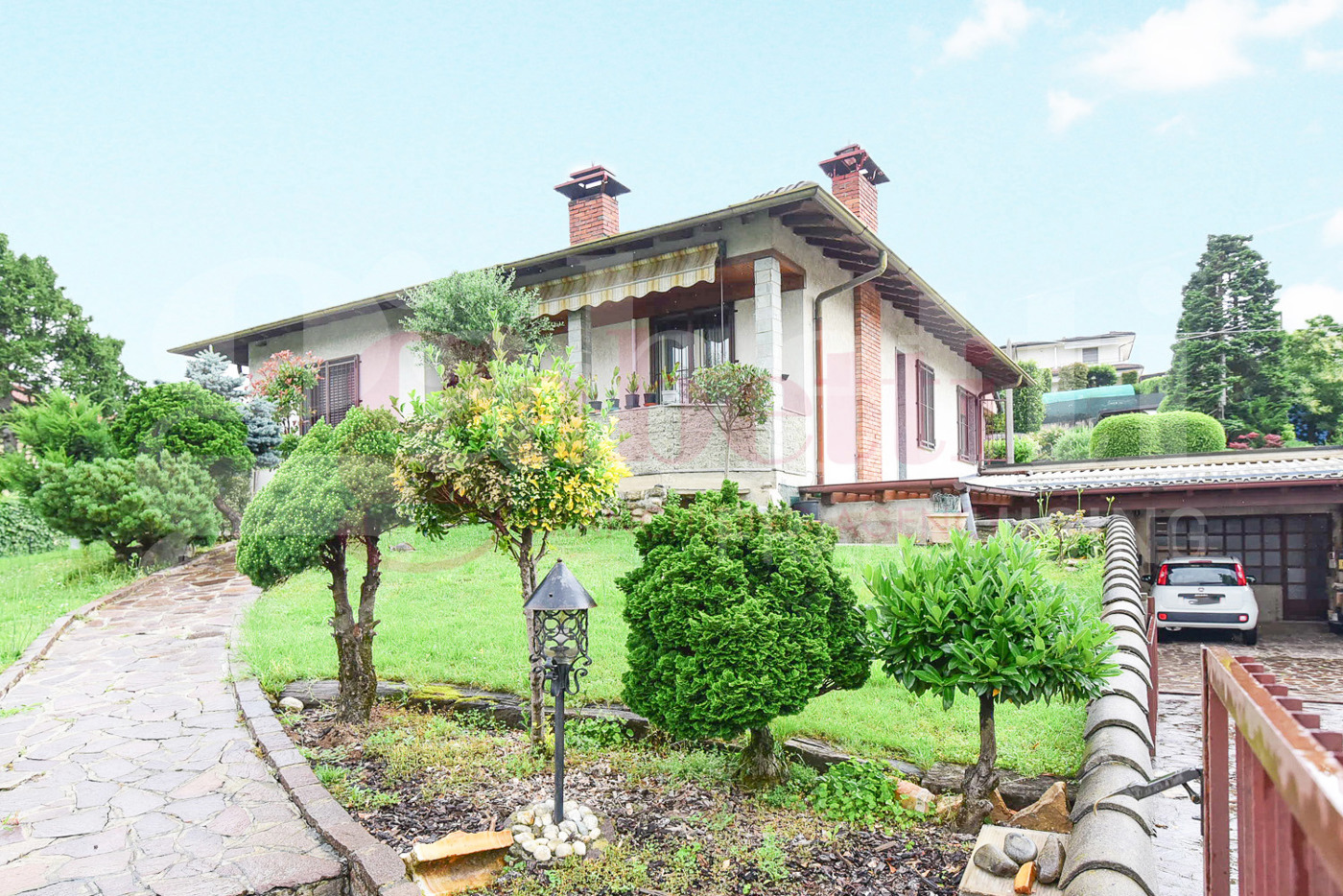 Villa con giardino a Cant�