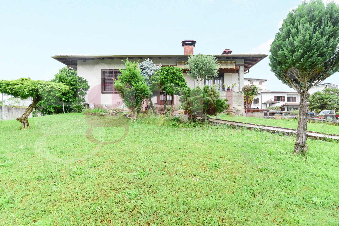 Villa con giardino a Cant�