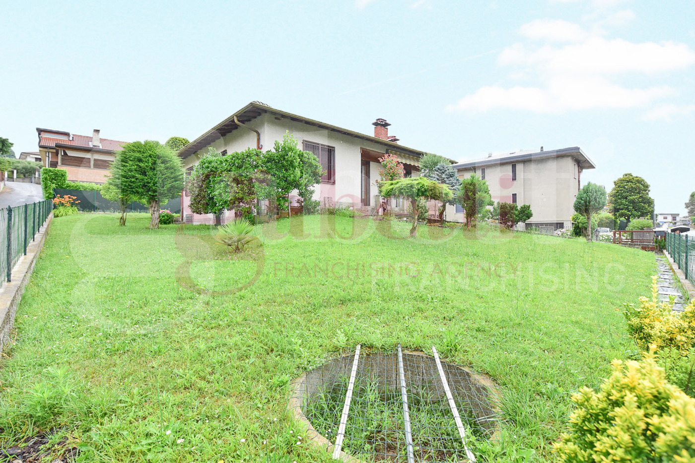 Villa con giardino a Cant�