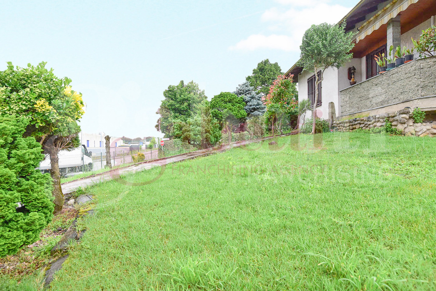 Villa con giardino a Cant�