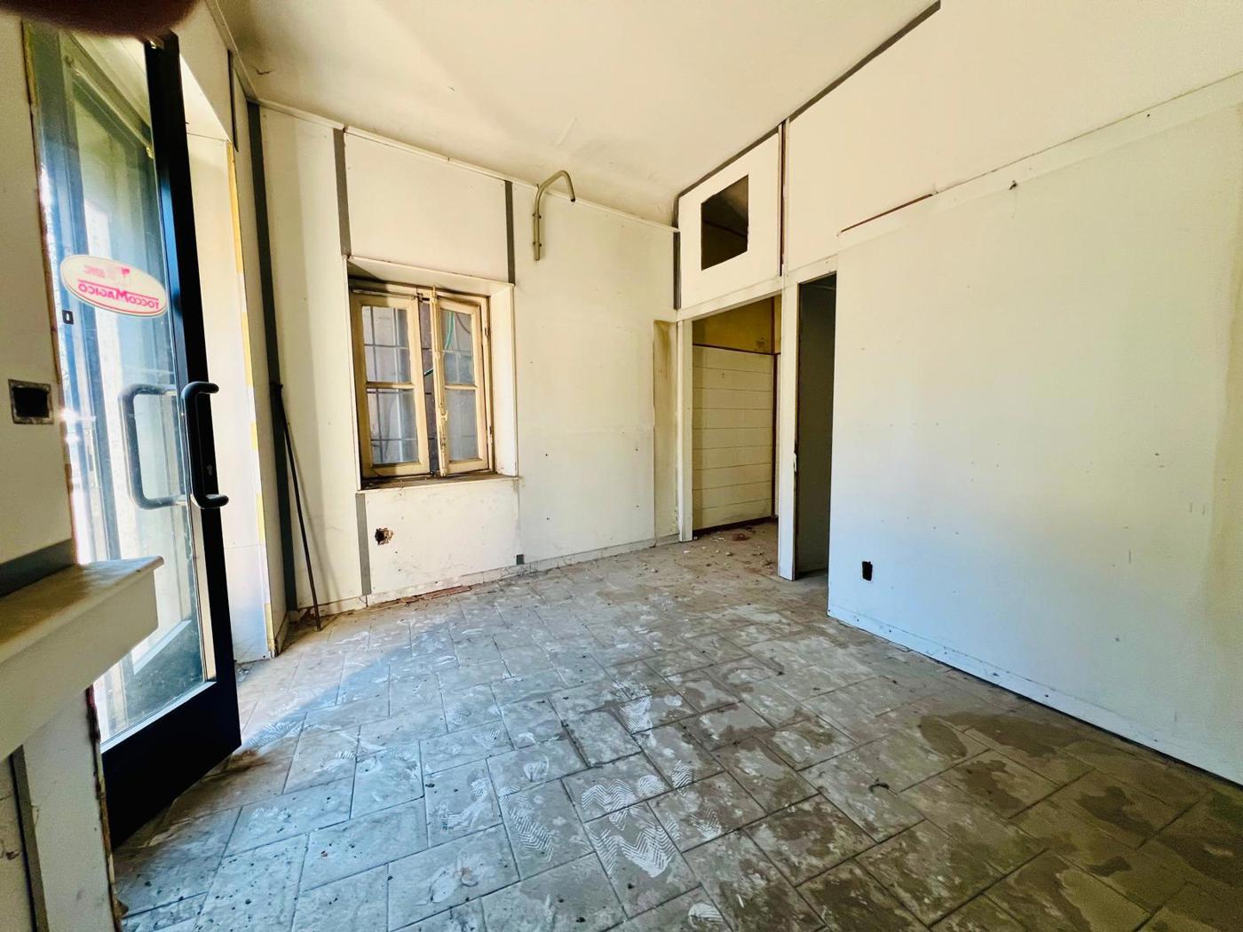 Negozio in vendita a Carugo