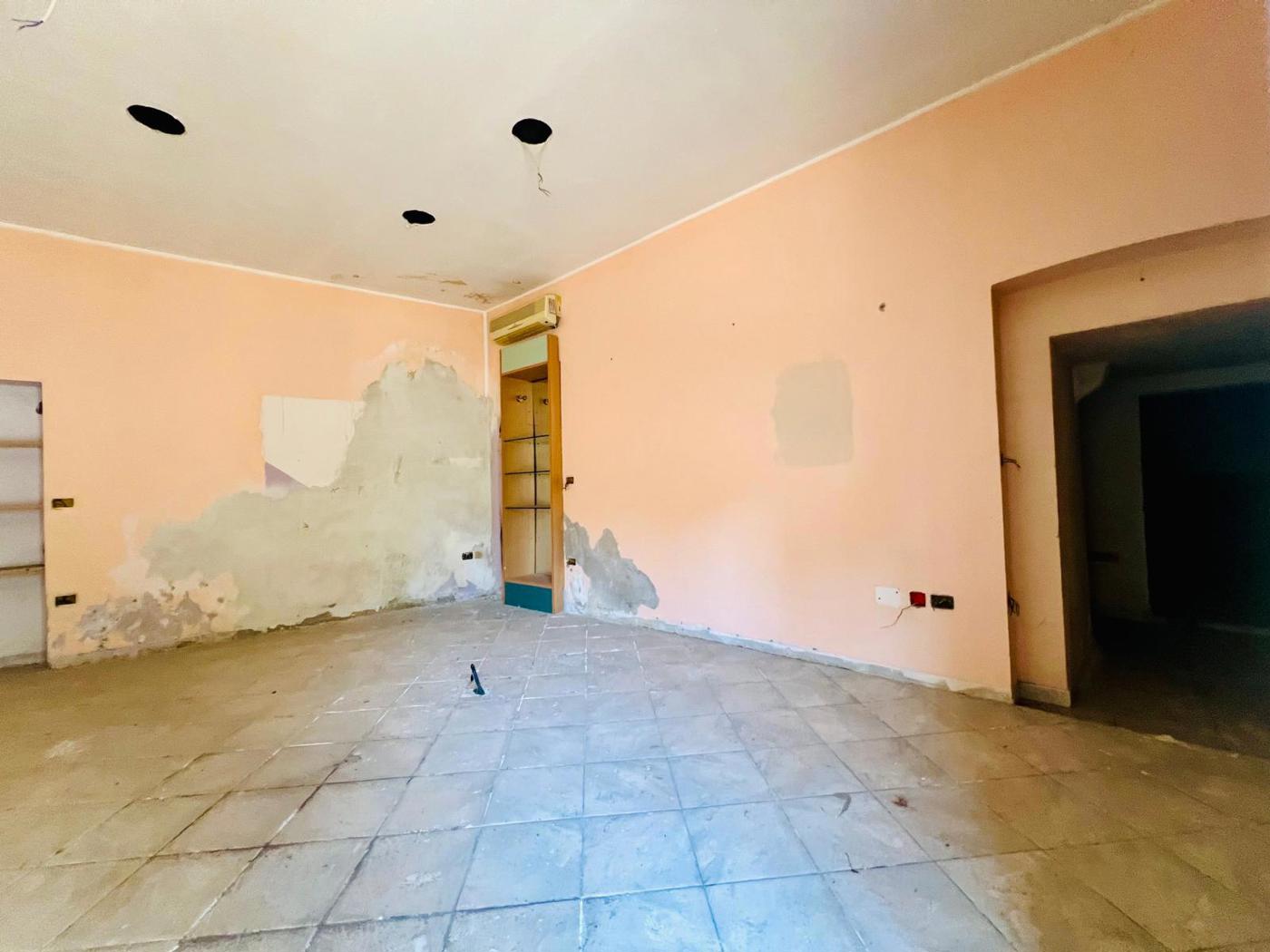 Negozio in vendita a Carugo