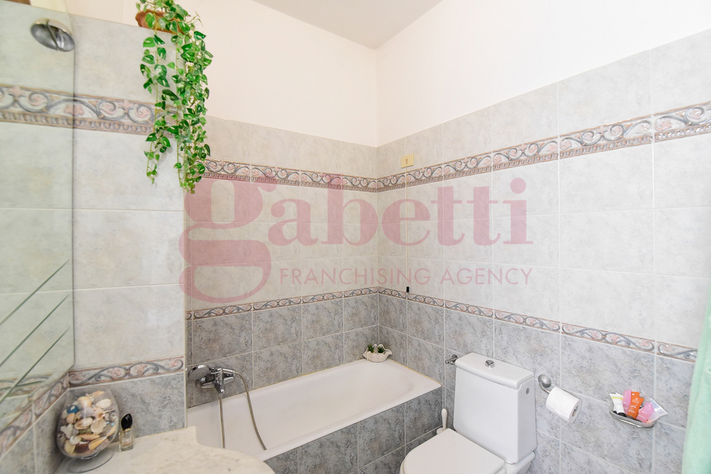 Bilocale in vendita a Carugo