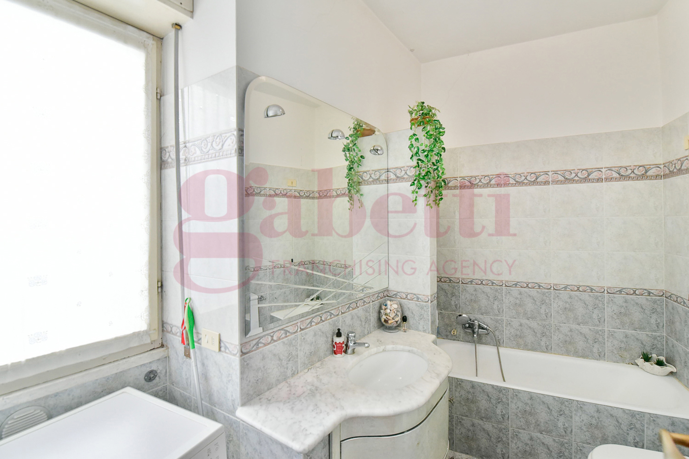 Bilocale in vendita a Carugo