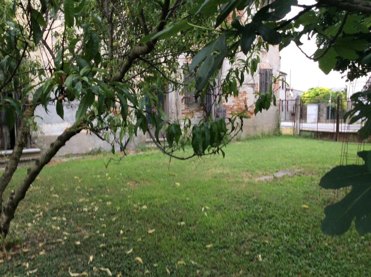 Rustico con giardino a Gavello