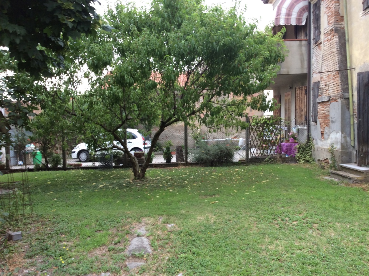 Rustico con giardino a Gavello