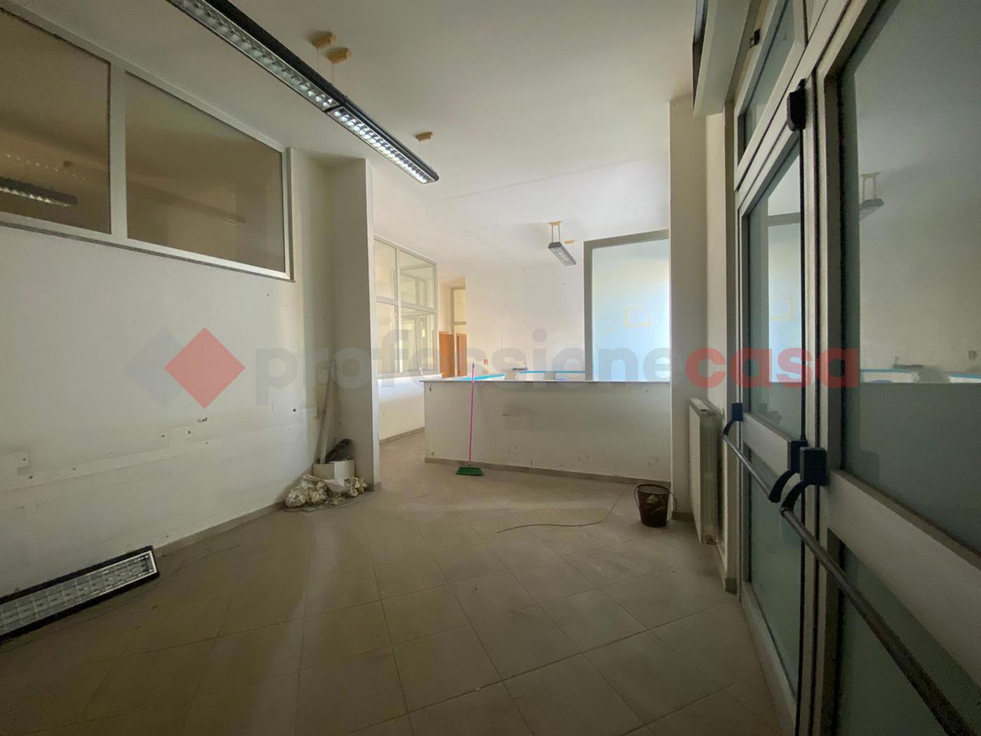 Negozio in affitto a Leporano