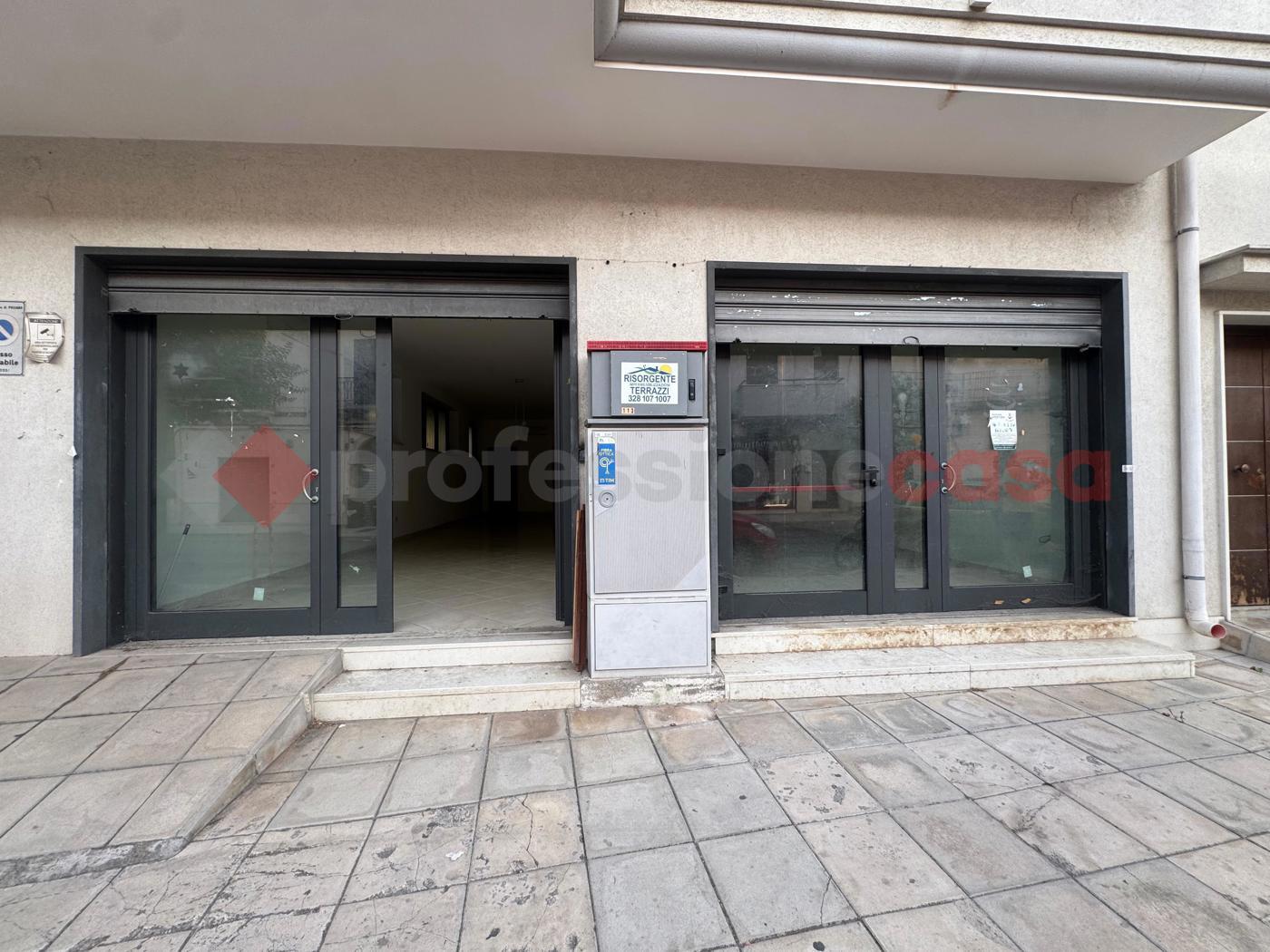 Negozio in affitto a Pulsano
