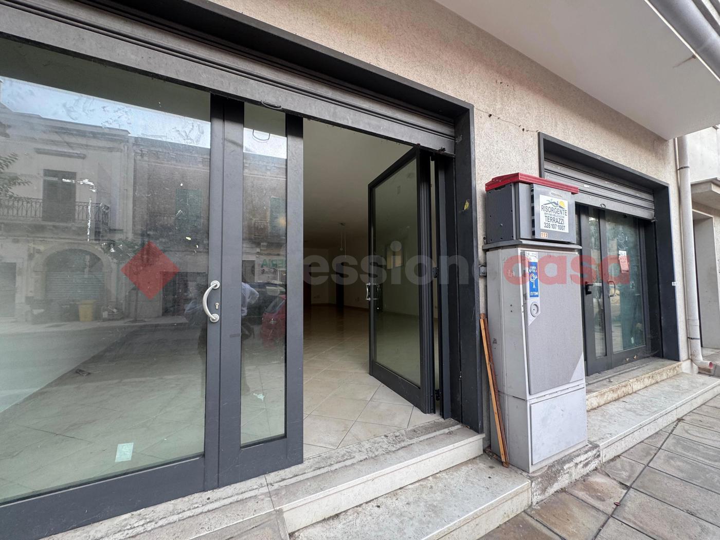 Negozio in affitto a Pulsano