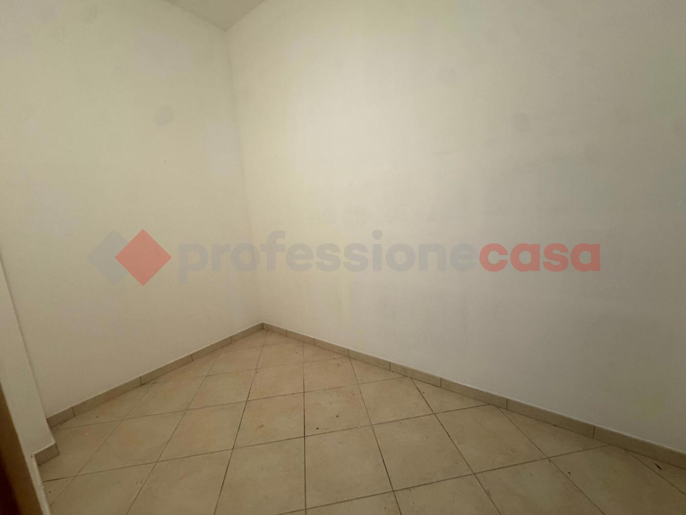 Negozio in affitto a Pulsano