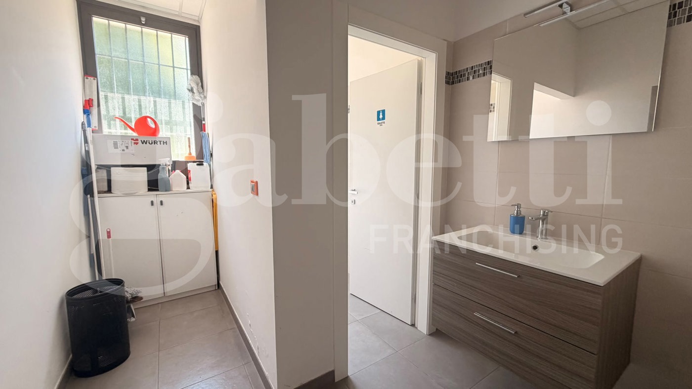 Ufficio con box doppio a Calderara di Reno