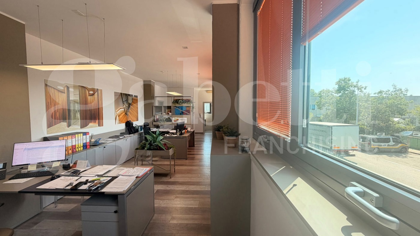 Ufficio con box doppio a Calderara di Reno