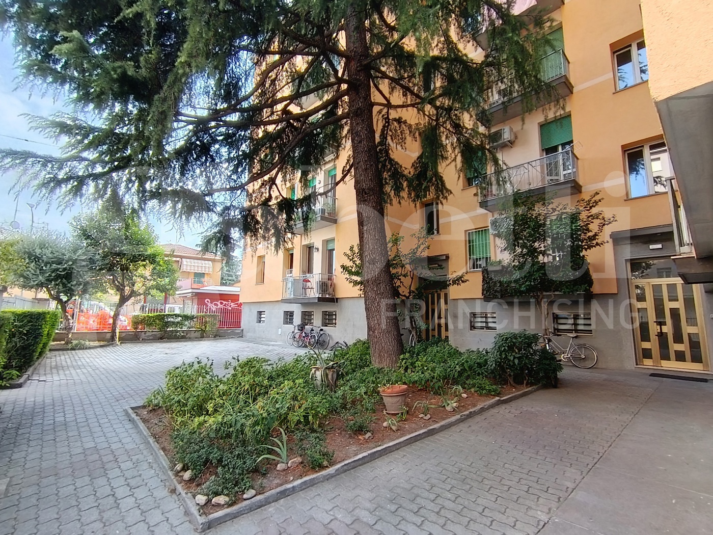 Trilocale da ristrutturare a Bologna