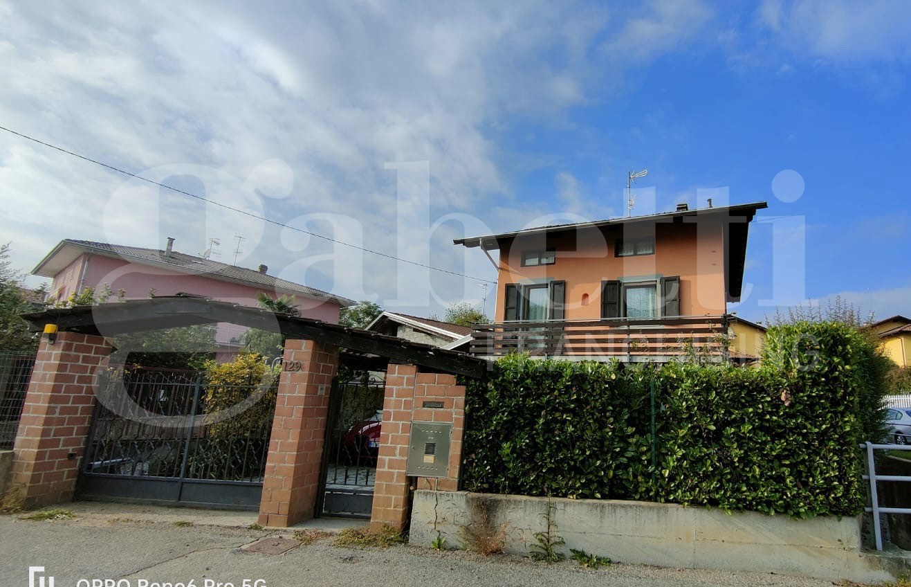 Casa indipendente con giardino a Cossato