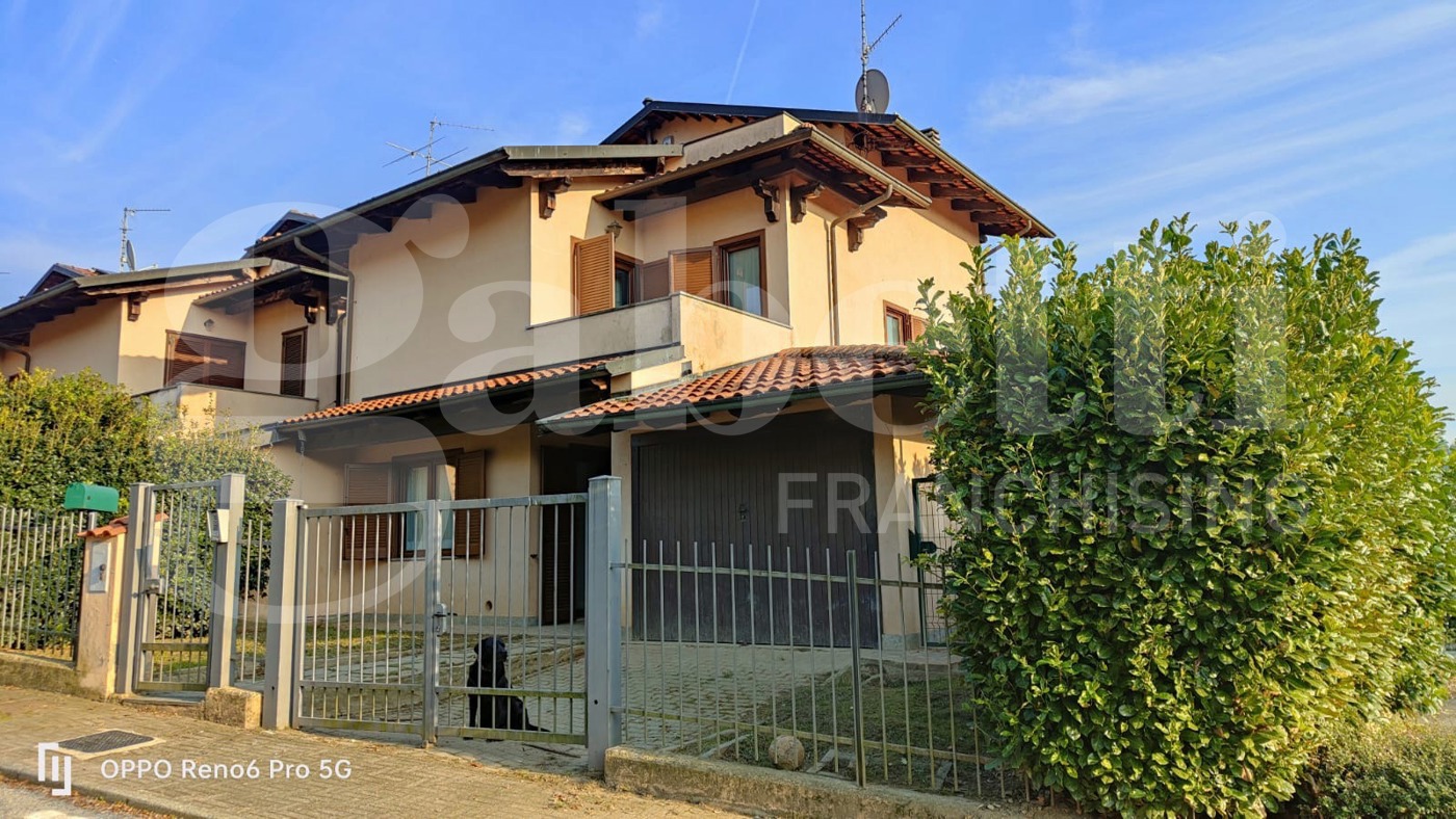 Villa con giardino a Zumaglia