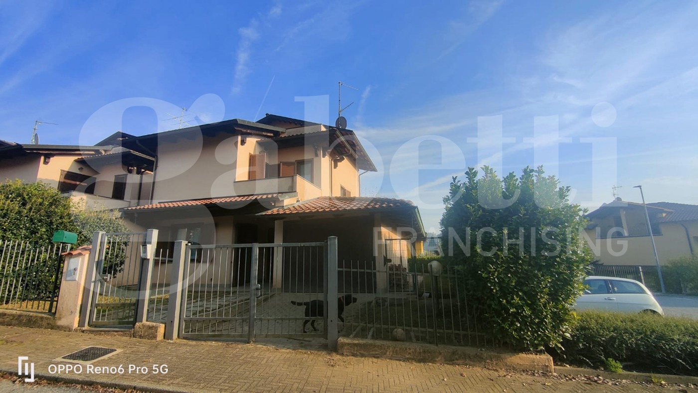 Villa con giardino a Zumaglia