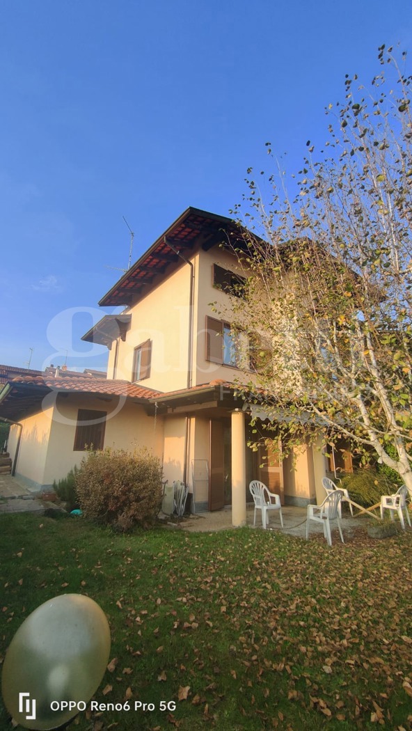 Villa con giardino a Zumaglia