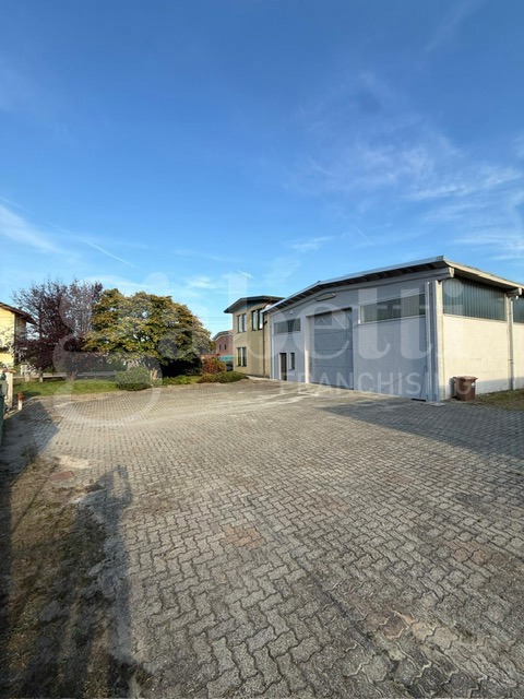 Capannone con box doppio a Gaglianico