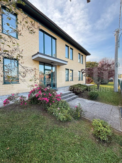 Capannone con box doppio a Gaglianico