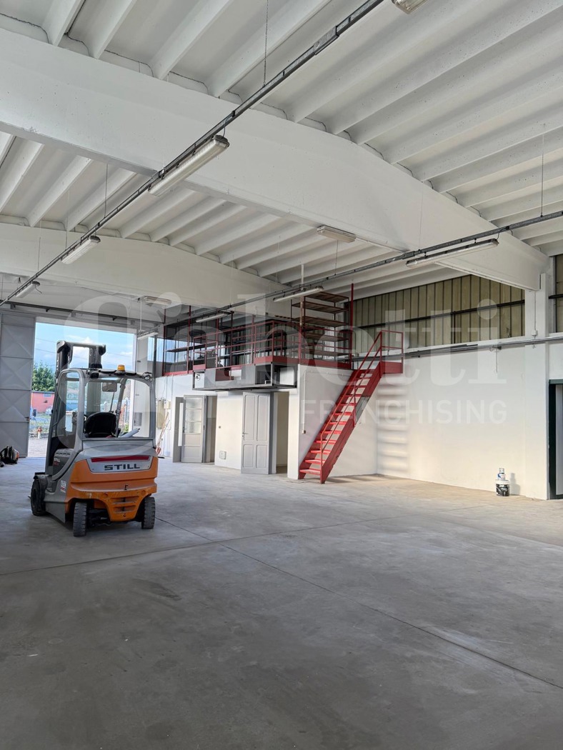 Capannone con box doppio a Gaglianico