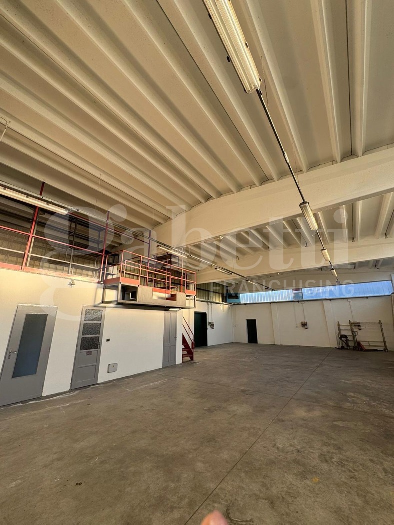 Capannone con box doppio a Gaglianico