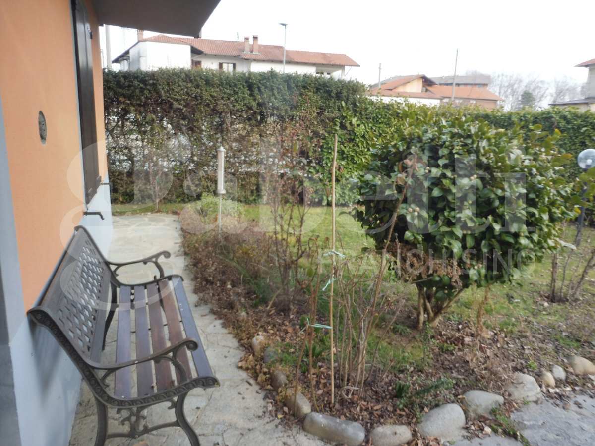 Casa indipendente con giardino a Cossato